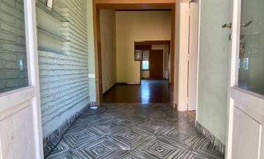 Chalet ubicado en barrio residencial a 400 metros de la Avenida Monteverde y a 500 metros de la estación .