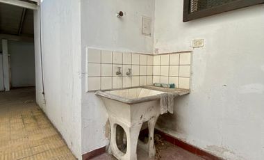 Chalet ubicado en barrio residencial a 400 metros de la Avenida Monteverde y a 500 metros de la estación .
