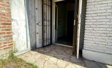 Chalet ubicado en barrio residencial a 400 metros de la Avenida Monteverde y a 500 metros de la estación .