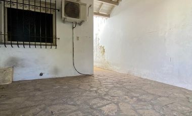 Chalet ubicado en barrio residencial a 400 metros de la Avenida Monteverde y a 500 metros de la estación .