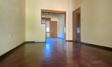 Chalet ubicado en barrio residencial a 400 metros de la Avenida Monteverde y a 500 metros de la estación .