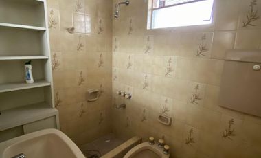 Chalet ubicado en barrio residencial a 400 metros de la Avenida Monteverde y a 500 metros de la estación .