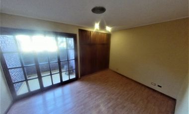 HURLINGHAM SOLIDO CHALET CLASICO EN VENTA, SUBSUELO Y 3 PLANTAS.