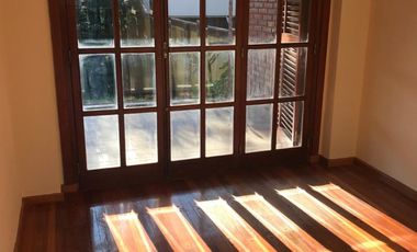 HURLINGHAM SOLIDO CHALET CLASICO EN VENTA, SUBSUELO Y 3 PLANTAS.