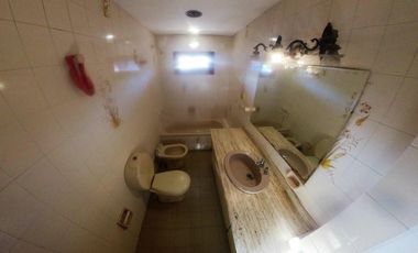 HURLINGHAM SOLIDO CHALET CLASICO EN VENTA, SUBSUELO Y 3 PLANTAS.