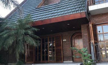 HURLINGHAM SOLIDO CHALET CLASICO EN VENTA, SUBSUELO Y 3 PLANTAS.