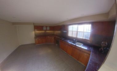 HURLINGHAM SOLIDO CHALET CLASICO EN VENTA, SUBSUELO Y 3 PLANTAS.