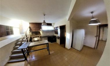 HURLINGHAM SOLIDO CHALET CLASICO EN VENTA, SUBSUELO Y 3 PLANTAS.