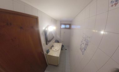 HURLINGHAM SOLIDO CHALET CLASICO EN VENTA, SUBSUELO Y 3 PLANTAS.