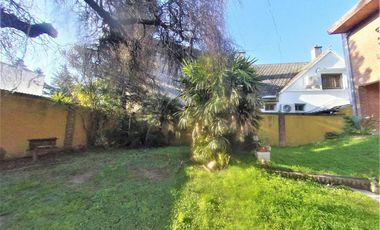 HURLINGHAM SOLIDO CHALET CLASICO EN VENTA, SUBSUELO Y 3 PLANTAS.