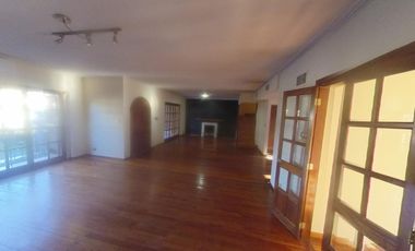 HURLINGHAM SOLIDO CHALET CLASICO EN VENTA, SUBSUELO Y 3 PLANTAS.