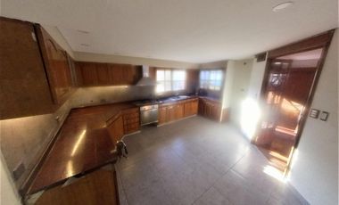 HURLINGHAM SOLIDO CHALET CLASICO EN VENTA, SUBSUELO Y 3 PLANTAS.