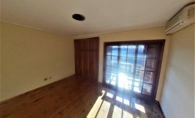 HURLINGHAM SOLIDO CHALET CLASICO EN VENTA, SUBSUELO Y 3 PLANTAS.
