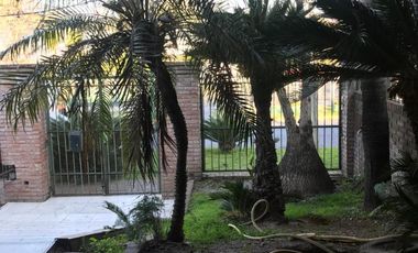 HURLINGHAM SOLIDO CHALET CLASICO EN VENTA, SUBSUELO Y 3 PLANTAS.