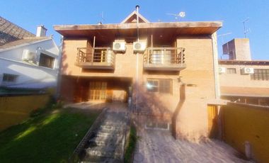 HURLINGHAM SOLIDO CHALET CLASICO EN VENTA, SUBSUELO Y 3 PLANTAS.
