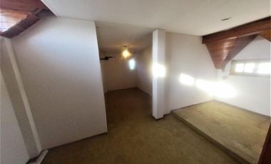 HURLINGHAM SOLIDO CHALET CLASICO EN VENTA, SUBSUELO Y 3 PLANTAS.