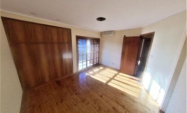 HURLINGHAM SOLIDO CHALET CLASICO EN VENTA, SUBSUELO Y 3 PLANTAS.