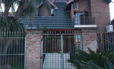 HURLINGHAM SOLIDO CHALET CLASICO EN VENTA, SUBSUELO Y 3 PLANTAS.