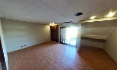 HURLINGHAM SOLIDO CHALET CLASICO EN VENTA, SUBSUELO Y 3 PLANTAS.