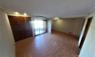 HURLINGHAM SOLIDO CHALET CLASICO EN VENTA, SUBSUELO Y 3 PLANTAS.