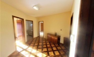 HURLINGHAM SOLIDO CHALET CLASICO EN VENTA, SUBSUELO Y 3 PLANTAS.