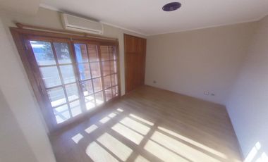 HURLINGHAM SOLIDO CHALET CLASICO EN VENTA, SUBSUELO Y 3 PLANTAS.