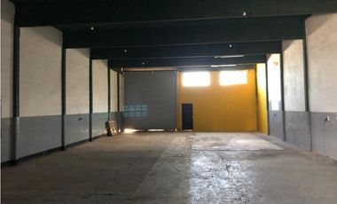 Excelente galpón sobre Avda. Champagnat. Apto diversos emprendimientos. Distrito Ie.