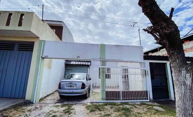 Casa en venta - 3 Dormitorios 1 Baño - Cochera - 400Mts2 - Melchor Romero, La Plata
