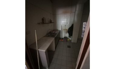 VENTA  6 AMBIENTES CON DEPEND.BALCON.PATIO .AV CORRIENTES 2900