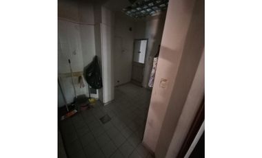 VENTA  6 AMBIENTES CON DEPEND.BALCON.PATIO .AV CORRIENTES 2900