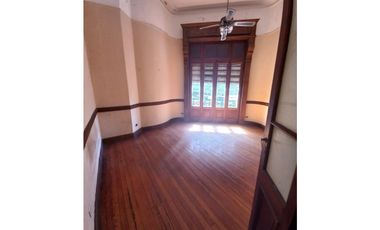 VENTA  6 AMBIENTES CON DEPEND.BALCON.PATIO .AV CORRIENTES 2900