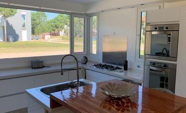 CASA 6 AMB DOMOTIZADA PINAMAR LA HERRADURA BARRIO CERRADO