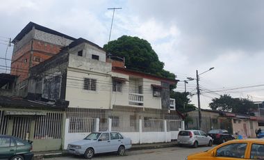 VENTA DE CASA ESQUINERA EN HUANCAVILCA SUR  (GV)