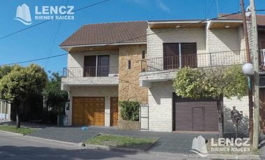 CHALET 4 AMB EN DOS PLANTAS, CON GARAJE Y PATIO CON PARRILLA -QUILMES OESTE