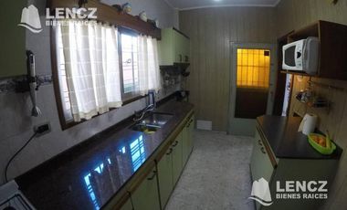 CHALET 4 AMB EN DOS PLANTAS, CON GARAJE Y PATIO CON PARRILLA -QUILMES OESTE