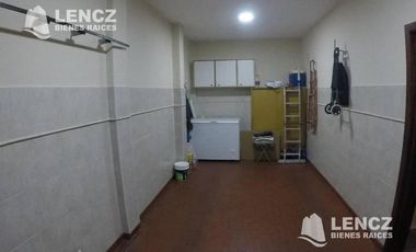 CHALET 4 AMB EN DOS PLANTAS, CON GARAJE Y PATIO CON PARRILLA -QUILMES OESTE