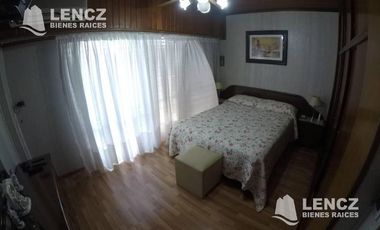 CHALET 4 AMB EN DOS PLANTAS, CON GARAJE Y PATIO CON PARRILLA -QUILMES OESTE