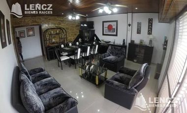 CHALET 4 AMB EN DOS PLANTAS, CON GARAJE Y PATIO CON PARRILLA -QUILMES OESTE