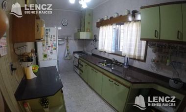 CHALET 4 AMB EN DOS PLANTAS, CON GARAJE Y PATIO CON PARRILLA -QUILMES OESTE