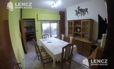 CHALET 4 AMB EN DOS PLANTAS, CON GARAJE Y PATIO CON PARRILLA -QUILMES OESTE