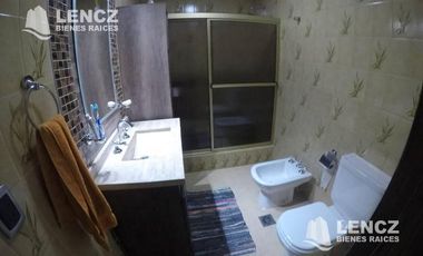 CHALET 4 AMB EN DOS PLANTAS, CON GARAJE Y PATIO CON PARRILLA -QUILMES OESTE