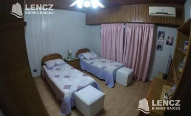 CHALET 4 AMB EN DOS PLANTAS, CON GARAJE Y PATIO CON PARRILLA -QUILMES OESTE