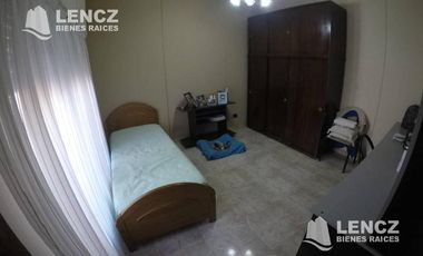 CHALET 4 AMB EN DOS PLANTAS, CON GARAJE Y PATIO CON PARRILLA -QUILMES OESTE