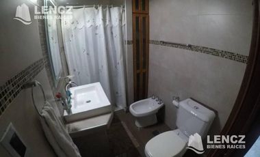 CHALET 4 AMB EN DOS PLANTAS, CON GARAJE Y PATIO CON PARRILLA -QUILMES OESTE