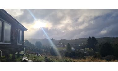 Grace Kelm Vende hermosa Parcela 5000 m2 con Cabaña de 110m2 4d 2b en Quellon, Chiloe