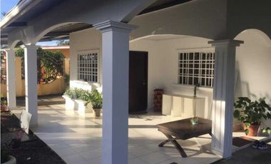 Se vende inigualable casa en los algarrobo,  120,000 negociable