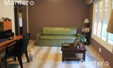 Venta de Casa de 4 ambientes con departamento al frente- Centro De Lujan