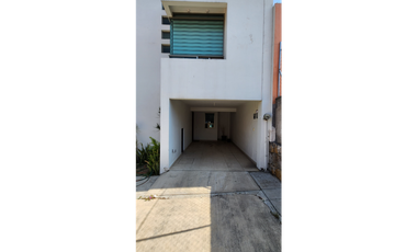 Agradable y Bonita Casa en Residencial Ixtapan.