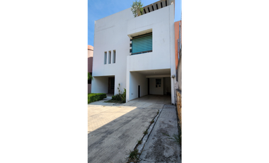 Agradable y Bonita Casa en Residencial Ixtapan.