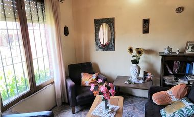 Casa tres ambientes con jardín. García Lorca. Punta Mogotes.Venta.